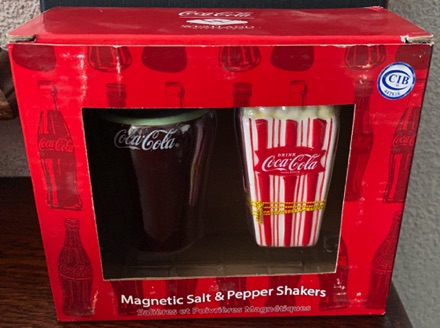 7220-3 € 22,50 coca coca peper en zoutstel glas en popcorn zijn beide magneten